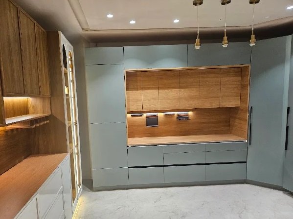 Modular kitchen design featuring customised cabinets and modern finishes in Gurgaon By Deluxima